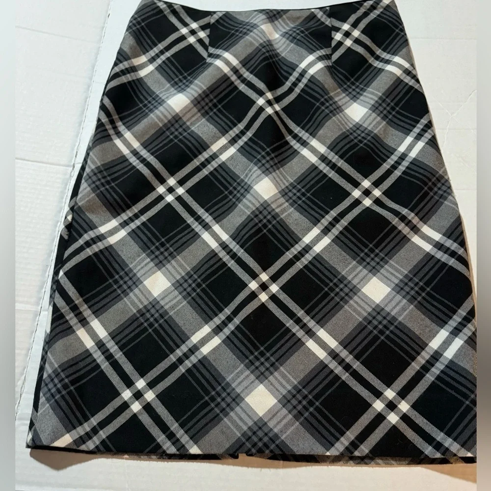White house Black Market plaid skirt. - Picture 1 of 4